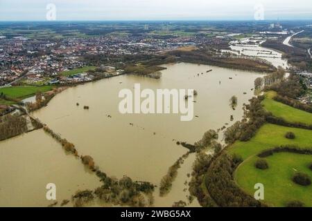 Luftbild vom Hochwasser der Lippe, Weihnachtshochwasser 2023, Fluss Lippe tritt nach starken Regenfällen über die Ufer, Überschwemmungsgebiet NSG Lippeaue von Werne bis Heil, Stadtgrenze Werne und Bergkamen, Heil, Bergkamen, Ruhrgebiet, Nordrhein-Westfalen, Deutschland ACHTUNGxMINDESTHONORARx60xEURO *** Luftaufnahme der Lippenflut, Weihnachtsflut 2023, Lippe überfließt seine Ufer nach Starkregen, Hochwassergebiet NSG Lippeaue von Werne nach Heil, Stadtgrenzen Werne und Bergkamen, Heil, Bergkamen, Ruhrgebiet, Nordrhein-Westfalen, Deutschland ATTENTIONxMINDESTHONORARx60xEURO Stockfoto