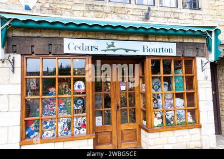 Bourton im Dorf Water Cotswolds, Cedars Bourton ist ein Souvenirladen in der Hauptstraße, in dem Spielzeugbären Paddington in der Nähe und Charlie Bears Too in Großbritannien verkauft werden Stockfoto