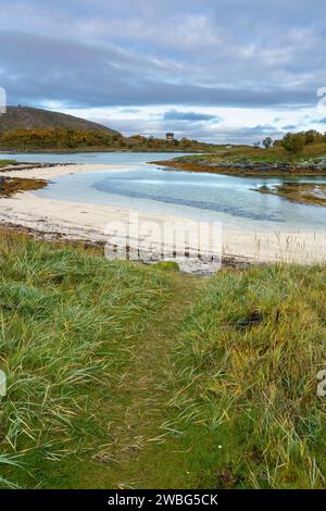 Am Ufer am Meer, Sandstrand mit Grillplatz auf Sommarøy am Nordatlantik. Bootshaus auf den Inseln von Kvaløya. Urlaubsreisen Stockfoto