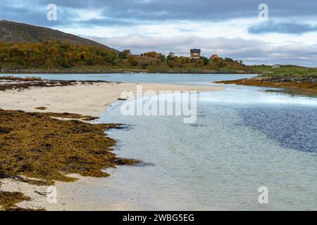 Am Ufer am Meer, Sandstrand mit Grillplatz auf Sommarøy am Nordatlantik. Bootshaus auf den Inseln von Kvaløya. Urlaubsreisen Stockfoto