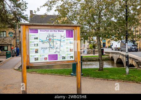 Bourton on the Water, englisches Dorf in den Cotswolds bekannt als Venedig der cotswolds, Informationsschild, Fluss windrush und Steinbrücke, England, Großbritannien Stockfoto