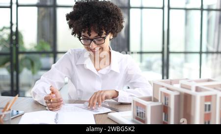 Die Architektin untersucht die Grundrisse des Hauses Stockfoto