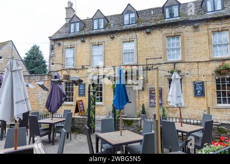 Bourton on the Water, Old Manse Hotel Pub mit Tischen und Sonnenschirmen im Freien in diesem Dorf in cotswold, Gloucestershire, England, Großbritannien, 2023 Stockfoto