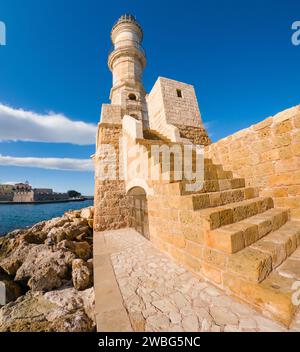 Chania mit dem erstaunlichen Leuchtturm, Moschee, venezianischen Werften, bei Sonnenuntergang, Kreta, Griechenland. Stockfoto