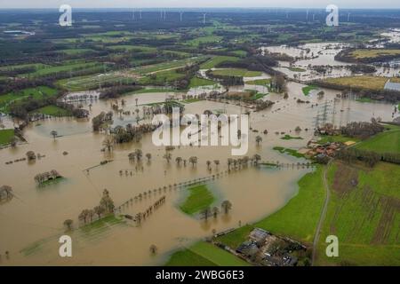 Luftbild vom Hochwasser der Lippe, Weihnachtshochwasser 2023, Fluss Lippe tritt nach starken Regenfällen über die Ufer, Überschwemmungsgebiet am Umspannwerk Kusenhorst, Bäume Baumallee und Strommasten im Wasser, Brassert, Marl, Ruhrgebiet, Nordrhein-Westfalen, Deutschland ACHTUNGxMINDESTHONORARx60xEURO *** Luftansicht der Lippenflut, Weihnachtsflut 2023, Lippe überfließt seine Ufer nach Starkregen, Hochwassergebiet am Umspannwerk Kusenhorst, Bäume Baumallee und Strommasten im Wasser, Brassert, Mergel, Ruhrgebiet, Nordrhein-Westfalen, Deutschland ATTENTIONxMINDESTHONOR Stockfoto