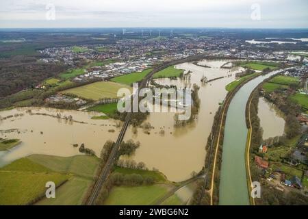 Luftbild vom Hochwasser der Lippe, Weihnachtshochwasser 2023, Fluss Lippe tritt nach starken Regenfällen über die Ufer, Überschwemmungsgebiet am ADAC Fahrsicherheitszentrum Haltern am See, Eisenbahnbrücke über den Fluss Lippe, Wesel-Datteln-Kanal, Hamm, Haltern am See, Ruhrgebiet, Nordrhein-Westfalen, Deutschland ACHTUNGxMINDESTHONORARx60xEURO *** Luftansicht der Lippenflut, Weihnachtsflut 2023, Lippe überquert seine Ufer nach Starkregen, Hochwassergebiet am ADAC Fahrsicherheitszentrum Haltern am See, Eisenbahnbrücke über die Lippe, Wesel Datteln Kanal, Hamm, Haltern A Stockfoto