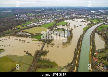 Luftbild vom Hochwasser der Lippe, Weihnachtshochwasser 2023, Fluss Lippe tritt nach starken Regenfällen über die Ufer, Überschwemmungsgebiet am ADAC Fahrsicherheitszentrum Haltern am See, Eisenbahnbrücke über den Fluss Lippe, Wesel-Datteln-Kanal, Hamm, Haltern am See, Ruhrgebiet, Nordrhein-Westfalen, Deutschland ACHTUNGxMINDESTHONORARx60xEURO *** Luftansicht der Lippenflut, Weihnachtsflut 2023, Lippe überquert seine Ufer nach Starkregen, Hochwassergebiet am ADAC Fahrsicherheitszentrum Haltern am See, Eisenbahnbrücke über die Lippe, Wesel Datteln Kanal, Hamm, Haltern A Stockfoto