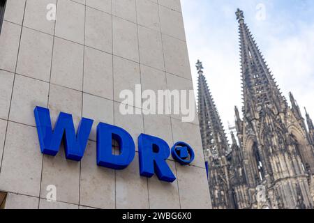 Das Logo des WDR Westdeutscher Rundfunk, der öffentlich rechtliche Rundfunk und Fernsehsender am Hauptgebäude am Wallrafplatz, Ecke an der Rechtschule in der Kölner Innenstadt. Im Hintergund der Kölner Dom 10.01.2024 Köln Innenstadt NRW Deutschland *** das Logo des WDR Westdeutschen Rundfunks, des öffentlich-rechtlichen Rundfunks im Hauptgebäude am Wallrafplatz, Ecke an der Rechtschule in der Kölner Innenstadt im Hintergrund Kölner Dom 10 01 2024 Kölner Innenstadt NRW Deutschland Stockfoto