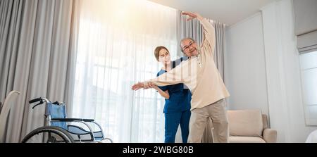 Der alte Senior-Mann trainiert zu Hause gern mit einem Physiotherapeuten für ausgestreckte Arme Stockfoto