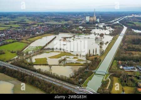 Luftbild vom Hochwasser der Lippe, Weihnachtshochwasser 2023, Fluss Lippe tritt nach starken Regenfällen über die Ufer, Überschwemmungsgebiet Naturschutzgebiet Lippeaue Stockum mit Blick zum RWE Generation SE Kraftwerk Gersteinwerk, Datteln-Hamm-Kanal, Rünthe, Bergkamen, Ruhrgebiet, Nordrhein-Westfalen, Deutschland ACHTUNGxMINDESTHONORARx60xEURO *** Luftaufnahme der Lippenflut, Weihnachtsflut 2023, Lippe überquert seine Ufer nach Starkregen, Auenreservat Lippeaue Stockum mit Blick auf das RWE Generation SE Kraftwerk Gersteinwerk, Datteln Hamm Kanal, Rünthe, Bergk Stockfoto