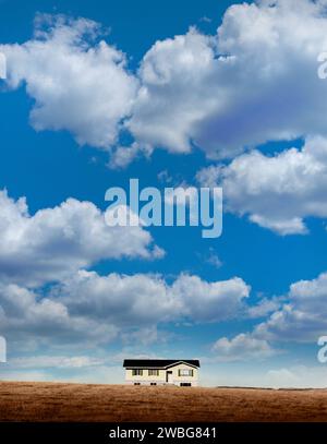 Ein einsames Haus in einer weiten Prärielandschaft Stockfoto