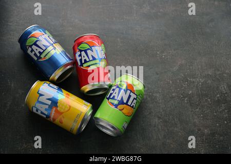 KIEW, UKRAINE - 4. MAI 2023: Dosendosen der Marke Fanta für alkoholfreie Getränke mit verschiedenen Geschmacksrichtungen aus nächster Nähe Stockfoto