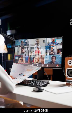 Selektiver Fokus auf dem Desktop-Bildschirm, auf dem eine Gruppe von Personen angezeigt wird, die an einer Videokonferenz teilnehmen. Detailliertes Bild von professionellen Erwachsenen, die ihre Forschung in einem Online-Meeting diskutieren. Stockfoto