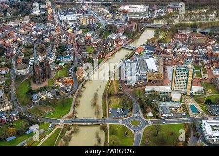 Luftbild vom Hochwasser der Lippe, Weihnachtshochwasser 2023, Fluss Lippe tritt nach starken Regenfällen über die Ufer, Überschwemmungsgebiet Lünen City an der St. Marienkirche und Rathaus Stadt Lünen, Salfordbrücke, Lünen, Ruhrgebiet, Nordrhein-Westfalen, Deutschland ACHTUNGxMINDESTHONORARx60xEURO *** Luftaufnahme der Lippenflut, Weihnachtsflut 2023, Lippe überquert seine Ufer nach Starkregen, Hochwassergebiet Lünen City bei St Marienkirche und Rathausstadt Lünen, Salfordbrücke, Lünen, Ruhrgebiet Nordrhein-Westfalen, Deutschland ATTENTIONxMINDESTHONORARx60xEURO Stockfoto