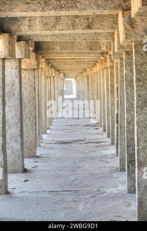 Ein langer Gang mit Säulen in den Ruinen von Hampi, Karnataka, Indien Stockfoto