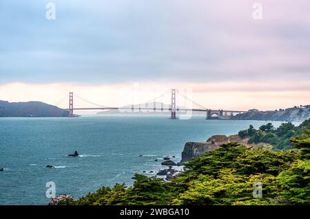 Blick auf die Golden Gate Bridge, am Abend. Foto vom Lands End, einem Park in San Francisco, CA, innerhalb der Golden Gate National Recreation Area. Stockfoto