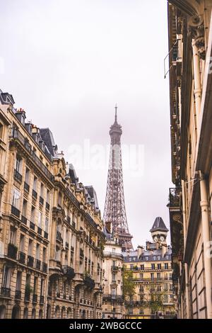 Oben auf dem Eiffelturm mit alten Gebäuden im Vordergrund. Paris, Frankreich, 22. Oktober 2023. Stockfoto