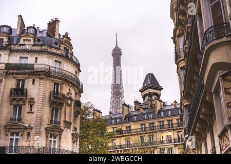 Oben auf dem Eiffelturm mit alten Gebäuden im Vordergrund. Paris, Frankreich, 22. Oktober 2023. Stockfoto