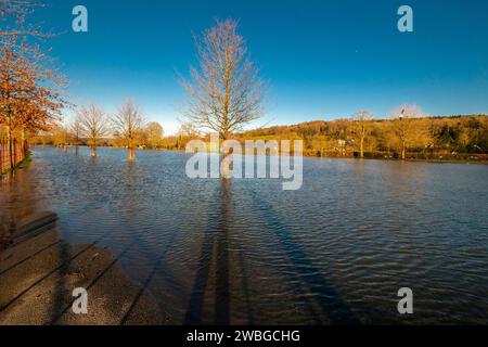 Oxfordshire UK 10/01/2024, überflutete die Themse, der schlimmste seit einem Jahrzehnt, als Sturm Henk mit intensiven Regenfällen traf. LION Meadow, der beliebte Parkplatz für Henley Royal Regatta, hier parken klassische Bentleys und ähnliches in zugewiesenen Buchten mit Picknickern, die Tische und Stühle inmitten des geschliffenen Glases arrangieren, um die zweifellos bekannteste Regatta der Welt zu feiern und ein Highlight sowohl des Sommersportkalenders als auch der Gesellschaftssaison. Stockfoto