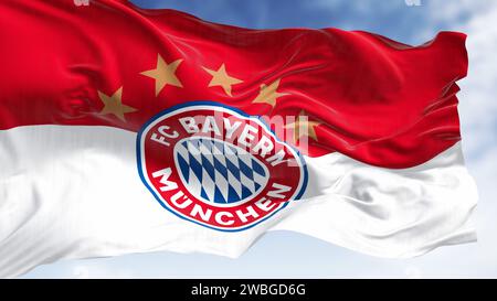 München, DE, 9. Januar 2024: Bayern München-Flagge winkt an einem klaren Tag im Wind. Deutscher Sportverein mit Sitz in München. Illustrative redaktionelle 3D Illustrati Stockfoto