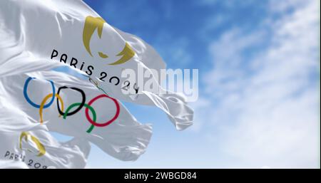 Paris, FR, 12. Oktober 2023: Paris 2024 und die Fahnen der Olympischen Spiele winken im Wind. Internationales Sportereignis. Illustratives redaktionelles 3D-Illustrat Stockfoto