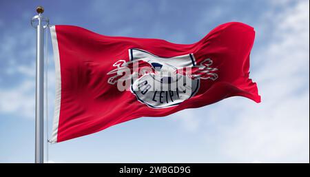 Leipzig, DE, 2. November 2023: RB Leipzig-Flagge winkt an einem klaren Tag. Deutscher Profisportverein mit Sitz in Leipzig. Illustratives redaktionelles 3D-Illustrat Stockfoto