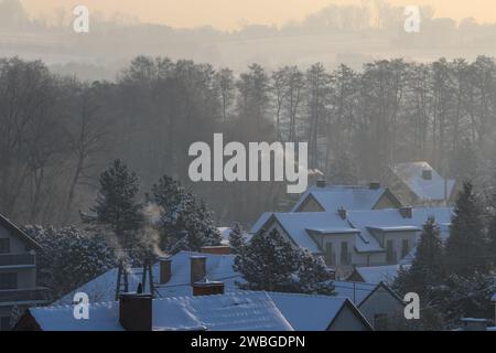 Krakau, Malopolskie, Polen. Januar 2024. Luftverschmutzung Dunst und die Schornsteine, die den Rauch freisetzen, sind über den nördlichen Vororten von Krakau zu sehen, da die Temperaturen deutlich unter 0 °C fielen. Die Luftverschmutzung wurde für sehr ungesund erklärt, und die PM2,5-Konzentration lag 30-mal höher als die jährlichen Luftqualitätsrichtlinien DER WHO. Die Verschmutzung ist eine Kombination aus Windmangel und niedrigen Temperaturen, die die Stadt und ihre Bewohner zwangen, ihre Häuser zu heizen. (Credit Image: © Dominika Zarzycka/SOPA images via ZUMA Press Wire) NUR REDAKTIONELLE VERWENDUNG! Nicht für kommerzielle ZWECKE! Stockfoto