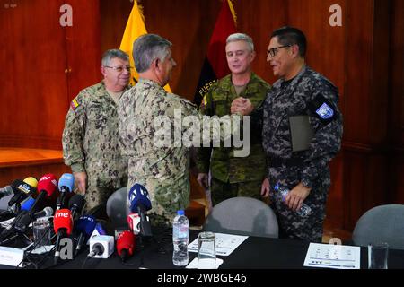 RUEDA DE PRENSA COMANDO CONJUNTO Quito 10 de enero 2024. Rueda de prensa de las Fuerzas Armadas y Policia Nacional A Cargo del jefe del comando conjunto Almirate Jaime Vela Erazo API / DANIEL MOLINEROS Quito Pichincha Ecuador CLJ-RUEDADEPRENSACOMANDOCONJUNTO-630a75fec2037fff52d1348cff3e685a *** 2024 Pressekonferenz der Streitkräfte und der nationalen Polizei durch den Chef des Gemeinsamen Kommandos Admiral Jaime Vela Erazo API DANIEL MOLINEROS Quito Pichincha Ecuador CLJ RUEDADEPRENSACOMANDOCONJUNTO 630a75fec2037fff52d1348cff3e685a Copyright: xDanielxMoli Stockfoto