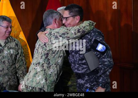 RUEDA DE PRENSA COMANDO CONJUNTO Quito 10 de enero 2024. Rueda de prensa de las Fuerzas Armadas y Policia Nacional A Cargo del jefe del comando conjunto Almirate Jaime Vela Erazo API / DANIEL MOLINEROS Quito Pichincha Ecuador CLJ-RUEDADEPRENSACOMANDOCONJUNTO-be2fa5c261d8a802478f6e5d0f577d15d15** 2024 Pressekonferenz der Streitkräfte und der nationalen Polizei durch den Chef des Gemeinsamen Kommandos Admiral Jaime Vela Erazo API DANIEL MOLINEROS Quito Pichincha Ecuador CLJ RUEDADEPRENSACOMANDOCONJUNTO be2fa5c261d8a802478f6e5d0f5777d15 Copyright: xDanielxMoli Stockfoto