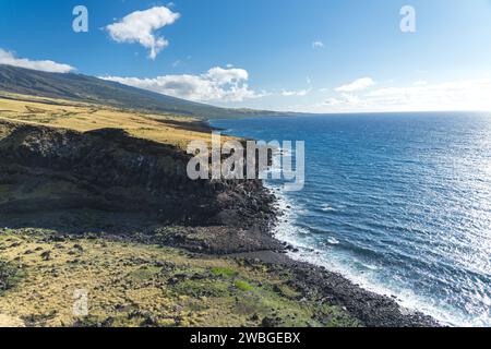 Blick auf die Klippen entlang des Piilani Highway von Maui Stockfoto