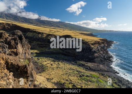 Blick auf die Klippen entlang des Piilani Highway von Maui Stockfoto