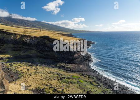 Blick auf die Klippen entlang des Piilani Highway von Maui Stockfoto