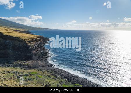 Blick auf die Klippen entlang des Piilani Highway von Maui Stockfoto