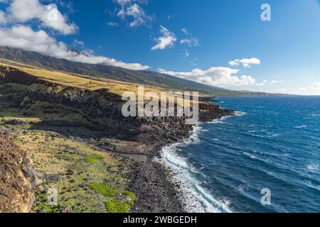 Blick auf die Klippen entlang des Piilani Highway von Maui Stockfoto