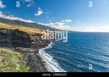 Blick auf die Klippen entlang des Piilani Highway von Maui Stockfoto