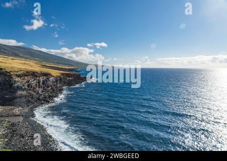 Blick auf die Klippen entlang des Piilani Highway von Maui Stockfoto