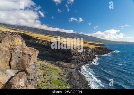 Blick auf die Klippen entlang des Piilani Highway von Maui Stockfoto