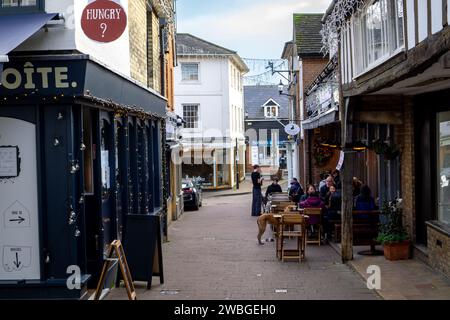 Leute essen vor einem Restaurant mit weihnachtsdekoration am Neujahrstag in Saffron Walden Stockfoto