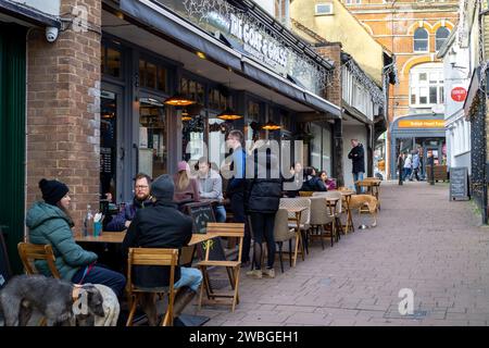 Leute essen in der Kälte vor einem Restaurant mit weihnachtsdekoration am Neujahrstag in Saffron Walden Stockfoto