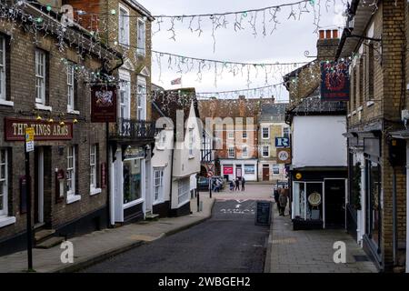 Eine Einkaufsstraße führt zum Marktplatz der Stadt mit weihnachtsdekorationen am Neujahrstag in Saffron Walden Stockfoto