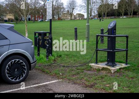 Hyundai Ioniq 5 Elektroauto mit EV-Ladestation auf dem Parkplatz Saffron Walden Common Stockfoto