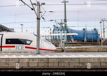 Ein ICE am Kölner hauptbahnhof im Hintergrund der benachbarte Musical Dome - der dreitägige Bahnstreik der Lokführergewerkschaft GDL hat begonnen. Betroffen sind sowohl der Güter- als auch der Personenverkehr im gesamten Bundesgebiet. Die Deutsche Bahn DB erwartet daher erhebliche Beeinträchtigungen. Im Fernverkehr wird es nur noch einen Notfahrplan geben, der nur wenige Verbindungen abdeckt. 10.01.2024 Köln Innenstadt NRW Deutschland *** ein ICE am Kölner Hauptbahnhof im Hintergrund der benachbarte Musical Dome der dreitägige Bahnstreik der zugführergewerkschaft GDL hat beide Güter begonnen Stockfoto