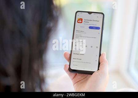 TERNOPIL, UKRAINE - 3. AUGUST 2023 Santander Bank Anwendung auf dem Bildschirm der Anzeige auf einem modernen Smartphone. Offizielle App der berühmten polnischen Bank Stockfoto