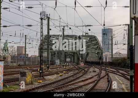 Blick vom Hauptbahnhof in Richtung der Hohenzollernbrücke und dem KölnDreieck Hochhaus - der dreitägige Bahnstreik der Lokführergewerkschaft GDL hat begonnen. Betroffen sind sowohl der Güter- als auch der Personenverkehr im gesamten Bundesgebiet. Die Deutsche Bahn DB erwartet daher erhebliche Beeinträchtigungen. Im Fernverkehr wird es nur noch einen Notfahrplan geben, der nur wenige Verbindungen abdeckt. 10.01.2024 Köln Innenstadt NRW Deutschland *** Blick vom Hauptbahnhof auf die Hohenzollernbrücke und das KölnDreieck-Wolkenkratzer der dreitägige Bahnstreik der zugfahrergewerkschaft Stockfoto