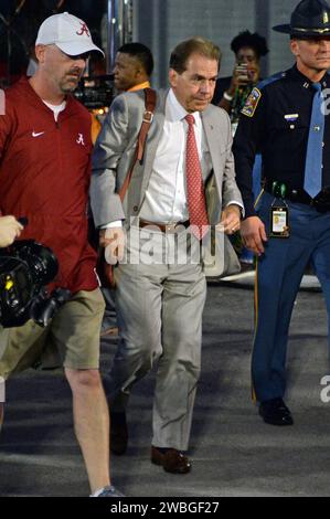 FOTO** Alabama Football-Trainer Nick Saban ist im Ruhestand. MIAMI GARDENS, FL - 29. DEZEMBER: Nick Saban, Cheftrainer von Alabama Crimson Tide, kommt während des College Football Playoff Semifinales im Capital One Orange Bowl am 29. Dezember 2018 im Hard Rock Stadium in Miami Gardens, Florida. Hinweis: Mpi04/MediaPunch Stockfoto