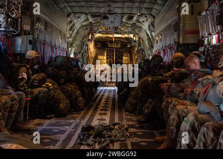 Fallschirmjäger der Japan Ground Self-Defense Force (JGSDF) 1st Airborne Brigade und der US Army 82nd Airborne Division bereiten sich am 7. Januar 2024 auf einem C-130J Super Hercules der US Air Force der 36th Airlift Squadron auf der Yokota Air Base in Japan vor. Diese Veranstaltung, die bis in die 1960er Jahre zurückreicht, soll JGSDF-Fallschirmjägern im neuen Jahr Glück bringen und die Bande zwischen den alliierten Nationen stärken, während sie das gemeinsame Ziel erneuern, Frieden und Stabilität in der indopazifischen Region zu sichern. (Foto der U.S. Air Force von Airman 1st Class Alexzandra Gracey) Stockfoto