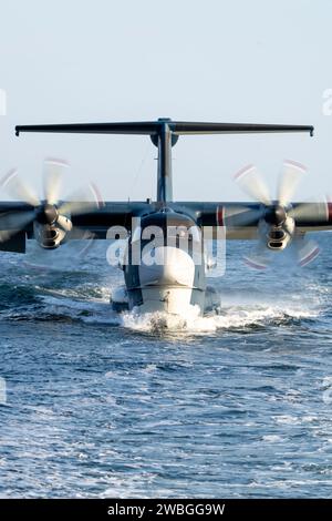 Eine japanische Marine-Selbstverteidigungseinheit ShinMaywa US-2 fährt während des JMSDF Neujahrsfluges auf der Marine Corps Air Station Iwakuni, Japan, 5. Januar 2023 zurück zum Basislager. Der JMSDF-Neujahrsflug findet in der Regel Anfang Januar statt, und der diesjährige Flug zeigte die Fähigkeiten der US-2 sowie die Fähigkeit von Fleet Air Wing 31, Such- und Rettungsmissionen schnell und erfolgreich durchzuführen. Dies ist das erste Mal seit 9 Jahren, dass die Veranstaltung in Iwakuni stattfindet. (Foto des U.S. Marine Corps von Sgt. Mitchell Austin) Stockfoto