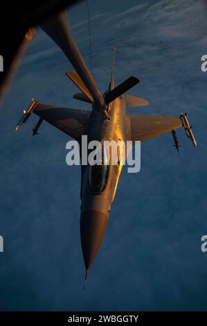 Ein F-16-Kampffalke der US Air Force vom 31st Fighter Wing, Aviano Air Base, Italien, erhält Treibstoff von einem KC-135 Stratotanker vom 100th Air Betanking, Royal Air Force Mildenhall, England, über Bosnien, 8. Januar 2024. Die bilaterale Ausbildung ist ein Beispiel für eine fortgeschrittene Zusammenarbeit zwischen Militär und Militär, die zu Frieden und Sicherheit im westlichen Balkan und in ganz Europa beiträgt. (Foto der U.S. Air Force von Senior Airman Viviam Chiu) Stockfoto