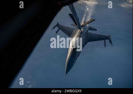 Ein F-16-Kampffalke der US Air Force vom 31st Fighter Wing, Aviano Air Base, Italien, erhält Treibstoff von einem KC-135 Stratotanker vom 100th Air Betanking, Royal Air Force Mildenhall, England, über Bosnien, 8. Januar 2024. Die bilaterale Ausbildung ist ein Beispiel für eine fortgeschrittene Zusammenarbeit zwischen Militär und Militär, die zu Frieden und Sicherheit im westlichen Balkan und in ganz Europa beiträgt. (Foto der U.S. Air Force von Senior Airman Viviam Chiu) Stockfoto