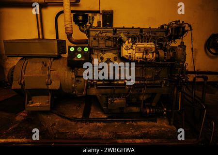 Alter rostiger Dieselgenerator im verlassenen sowjetischen Bunker. Stockfoto
